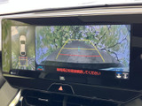 画面には車両後方の映像とガイド表示が映し出され、駐車時に周囲の状況を確認する際に役立ちます。車両の位置関係も見やすく、日常の取り回しをサポートします。