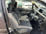 前席は視界が開けており、運転席から周囲を確認しやすいレイアウトです。座面と背もたれは落ち着いた色合いでまとまり、乗り降りもしやすい開口部。毎日の移動を快適に始められる室内空間です。