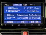 目的地の検索やオーディオ選択、電話など、各種メニューを画面から確認できます。項目ごとに整理された表示で、必要な設定を探しやすく、日々の移動をサポートします。