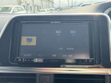 FM・AMやテレビなどの選択画面が表示され、使いたい音源を画面から確認できます。メニューがまとまっているため、出発前に内容を確かめやすく、毎日の移動を快適にサポートします。