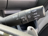 レバーに表示がまとまり、操作位置を目で確認しやすい配置です。運転中にも手元で扱いやすく、周囲への合図やライト操作を日常の運転でスムーズに行えます。
