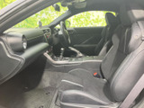前席は身体を支える形状で、座った際に落ち着きやすい空間です。運転席側まで見渡せる配置に加え、足元にもスペースがあり、乗り降りのしやすさや日々の使い勝手にも配慮されています。