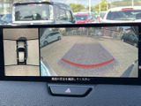 後方映像に加えて車両周囲の様子も画面で確認でき、駐車時の位置合わせをサポートします。ガイドラインも表示されるため、後退時に周囲との距離感をつかみやすい装備です。