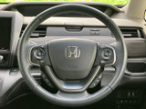 手元には複数のスイッチが配置され、運転姿勢を保ちながら各種機能にアクセスしやすい構成です。表示やボタンの位置を見つけやすく、日々の運転で使う操作を手元にまとめています。