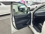 窓から周囲を確認しやすく、運転席側への乗り降りもスムーズに行えます。ドア内側には手を掛けやすい部分と収納があり、使い勝手にも配慮されています。