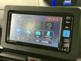 音源選択画面にはiPodやUSB、ディスク、ラジオ、Bluetoothなどの項目が並びます。使いたい音源を画面から選べるため、移動中の音楽再生にも便利です。