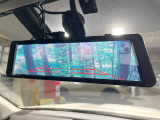 【スマートリヤビューミラー】後席の大きな荷物や同乗者で後方が確認しづらい時でも安心!カメラが撮影した車両後方の映像をルームミラー内に表示。クリアな視界で状況の確認が可能です!