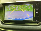 後方の様子を画面で確認でき、駐車時の周囲確認をサポートします。画面には目安となるガイド線も表示されるため、車庫入れや駐車位置の確認に役立ちます。