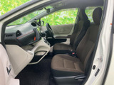 運転席と助手席が並ぶ前席は、視界を確保しやすい開放的なレイアウトです。シートは落ち着いた色合いで、足元にもゆとりを感じられるため、乗る方それぞれが過ごしやすい空間です。