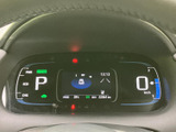 速度やシフト位置、航続に関わる表示などを運転席正面で確認できます。走行に必要な情報がまとまり、視線の移動を抑えながら日々の運転をサポートします。
