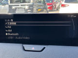 FM・AMやBluetoothなど、複数の音源を画面上の一覧から選べます。文字が見やすく、利用したいソースを確認しやすい表示で、普段使いの音楽やラジオを手軽に楽しめます。