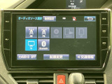 AM・FMやテレビ、Bluetoothなどの選択項目が画面に並び、使いたい音源を見つけやすい表示です。タッチ操作で切り替えられ、日常の移動中も好みの音を楽しめます。