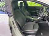 前席は身体を支える形状のシートで、運転席と助手席それぞれにゆったり座れる空間です。黒を基調とした落ち着いた室内で、乗り降りの際も見渡しやすい印象です。