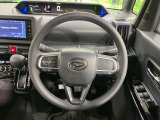 インテリアに合わせたデザインのステアリングは、運転される方のことも考え、運転しやすい形状、大きさです。是非一度、実際に触ってお確かめください。