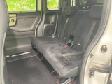後席は横並びで座れるシートにヘッドレストを備え、同乗者がゆったり過ごしやすい空間です。ドア側にはドリンクホルダーがあり、身近な小物の置き場としても便利。足元や窓まわりにもゆとりを感じられます。