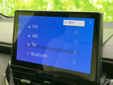 FMやAM、テレビ、Bluetoothなどの選択画面が表示され、使いたい音源を確認しやすい構成です。日々の移動中もお好みに合わせて切り替えられ、便利にお使いいただけます。