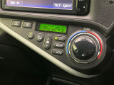 【オートエアコン】一度お好みの温度に設定すれば、車内の温度を検知し風量や温度を自動で調整。暑い&hellip;寒い&hellip;と何度もスイッチ操作をする必要はありません。快適な車内空間には必須の機能ですね♪