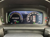 速度や各種車両情報を一か所に表示するメーターで、運転中に必要な情報を確認しやすい配置です。中央の表示も見やすく、走行前や停車時の状態確認にも役立ちます。