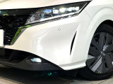 【LEDヘッドライト】悪天候や夜間走行時も良好な視界を確保し安心して運転できる高輝度LEDヘッドライトを装備!点灯速度が早く、消費電力も抑えられています。