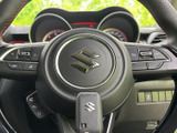 手元にはオーディオ関連などの操作スイッチがまとまり、運転姿勢を保ちながら必要な操作をしやすい構成です。各ボタンの表示も見やすく、日常の運転をサポートします。