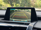 後方の状況を画面で確認しながら駐車でき、ガイドラインも表示されるため、車庫入れや狭い場所での取り回しをサポート。日常の駐車をより落ち着いて行えます。