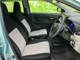 前席は黒と明るい色のシートが組み合わされ、運転席から助手席までまとまりのある空間です。前方や側方の窓から外の様子を確認しやすく、乗り降りもしやすい開口部です。