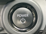 電源のオン・オフをひと目で認識しやすい、シンプルなスイッチを備えています。発進前の準備を行う際にも確認しやすく、日々の運転を支える操作部として便利です。