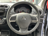 手になじみやすい形状で、前方を見ながら運転姿勢を整えやすい設計です。メーターや周辺の操作部にも手を伸ばしやすく、日々の運転を落ち着いて始められる車内環境です。