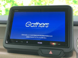 画面上でホーム表示を確認でき、ナビやオーディオなどの機能をまとめて使えるディスプレイです。見やすい位置に配置されており、必要な情報を確認しながら日常の移動に活用できます。