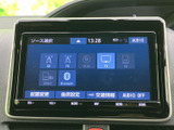 ラジオやテレビ、Bluetoothなど音源の選択肢が画面に表示され、使いたいメディアを確認しやすい構成です。音楽を楽しむ場面に便利です。