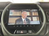 テレビ映像を画面で視聴でき、停車中の待ち時間も快適に過ごせます。画面は見やすい位置に配置され、車内でひと息つきたいときにも活躍する便利な装備です。
