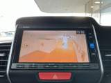 画面でテレビ映像を楽しめる装備です。停車中の待ち時間にも視聴でき、タッチパネル周辺には操作ボタンも配置されています。お出かけ先でのひとときに活用いただけます。