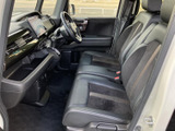 前席はゆったりとしたシートと見通しのよい運転席まわりで、落ち着いて過ごせる空間です。助手席側からも室内の広がりが感じられ、乗る方それぞれがくつろぎやすい配置です。
