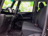 シンプルで使いやすい操作系が、運転をサポートします。広々とした室内空間も魅力です。