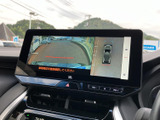 後方の映像に加えて車両周辺を上から捉えた表示も確認でき、駐車時の周囲確認をサポートします。画面上のガイド表示も目安にしながら、狭い場所での切り返しや駐車を落ち着いて行えます。