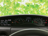 速度計や各種表示を運転席前方にまとめて配置し、必要な情報を確認しやすい構成です。燃料残量や時刻、外気温なども表示され、運転中に視線を大きく外さず把握しやすくなっています。