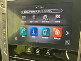 画面には目的地検索や電話、情報、機器接続などのメニューが表示され、必要な項目を選びやすい構成です。タッチ画面と下部のボタンで、日常の案内やメディア操作に活用できます。