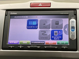 オーディオ画面から、Bluetooth AudioやiPod、SDなどの項目を選択できます。表示がアイコンで整理されており、使いたい音源を探しやすいモニターです。