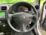 手になじみやすい丸みのある形状で、運転席から自然に握りやすいステアリングです。正面にはメーターが収まり、運転中に必要な表示も確認しやすいレイアウト。毎日の移動を落ち着いてサポートします。