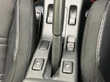 前席の間に各種スイッチが配置され、座ったまま手元で操作しやすいレイアウトです。左右のシートに近い位置にまとまり、乗員それぞれが使う機能を確認しやすくなっています。