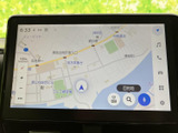 現在地を中心に周辺の道路や地名を画面で確認でき、目的地設定や検索にも活用できます。地図を見ながら進行方向を把握しやすく、初めて訪れる場所への移動もサポートします。