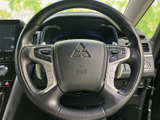 ステアリングに各種スイッチが配置され、運転姿勢を保ちながら手元で機能を扱えます。メーターや前方から視線を大きく外さずに操作しやすい便利な装備です。