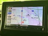 周辺道路や交差点、施設などを画面上で確認でき、目的地までのルート確認に活用できます。地図の縮尺や表示を見ながら、行き先の位置関係を把握しやすい仕様です。