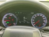 速度や各種車両情報をまとめて確認できる見やすい表示。必要な情報が運転席前に集まり、走行中も視線の移動を抑えて状態を把握しやすい配置です。