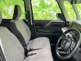 前席は視界が広く、周囲の様子を確認しやすい運転席まわりです。シートは落ち着いた色合いで、助手席との距離感にもゆとりがあり、ふだんの移動を快適に過ごせそうです。
