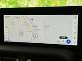 現在地周辺の道路や施設を地図上で確認でき、目的地の検索にも活用できます。画面下部には登録や検索の項目がまとまり、行き先を設定する際も使いやすい表示です。