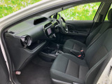 前席と運転席まわりを見渡せる室内で、落ち着いた色合いのシートが空間をまとめています。足元にはゆとりが感じられ、座った際も周囲を見渡しやすい印象。