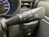 レバーには方向指示やライト関連の表示がまとまり、刻印を見ながら機能を確認できます。運転席から手を伸ばしやすい位置にあり、日常の操作に使いやすい装備です。