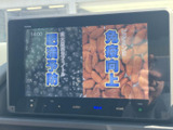 テレビ番組を画面で視聴でき、停車中の待ち時間も車内で過ごしやすくなります。映像と文字が大きく表示されるため内容を確認しやすく、ひと息つきたい場面にも活用できる装備です。