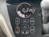 【オートエアコン】一度お好みの温度に設定すれば、車内の温度を検知し風量や温度を自動で調整。暑い&hellip;寒い&hellip;と何度もスイッチ操作をする必要はありません。快適な車内空間には必須の機能ですね♪